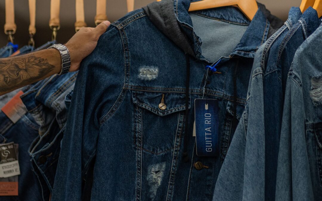Jak odplamiać denim, żeby go nie zniszczyć? Krótki poradnik ratowania jeansu.