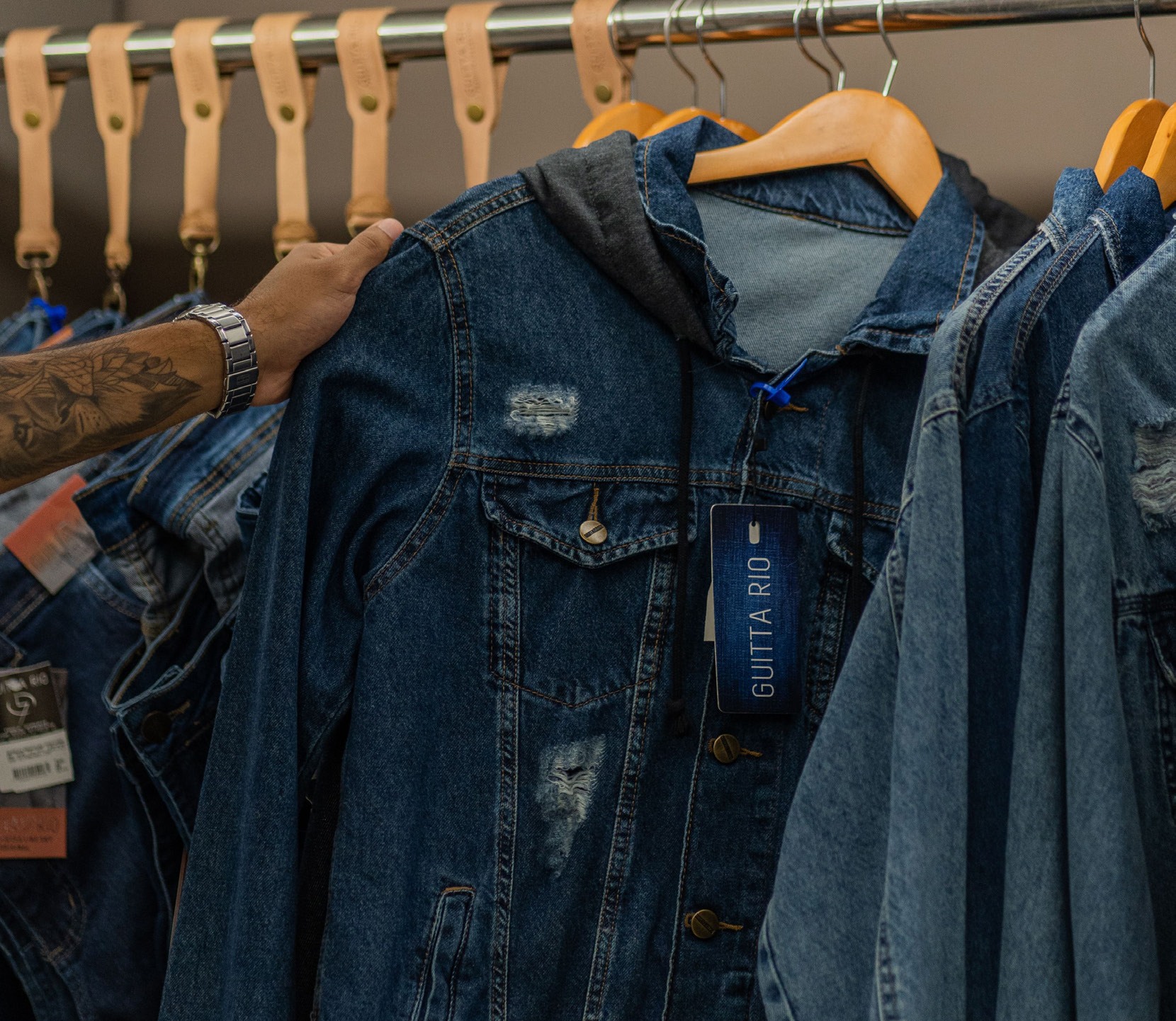 Jak odplamiać denim, żeby go nie zniszczyć? Krótki poradnik ratowania jeansu.
