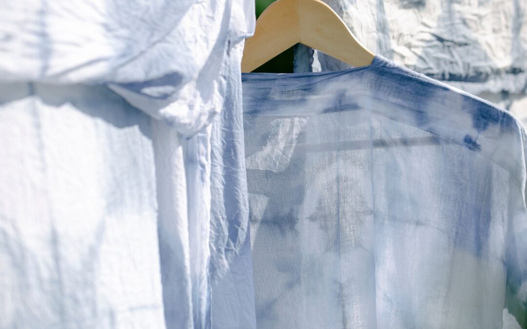 Indie sleaze wraca, a razem z nim tie-dye. Jak stworzyć stylizację z charakterem w duchu DIY?
