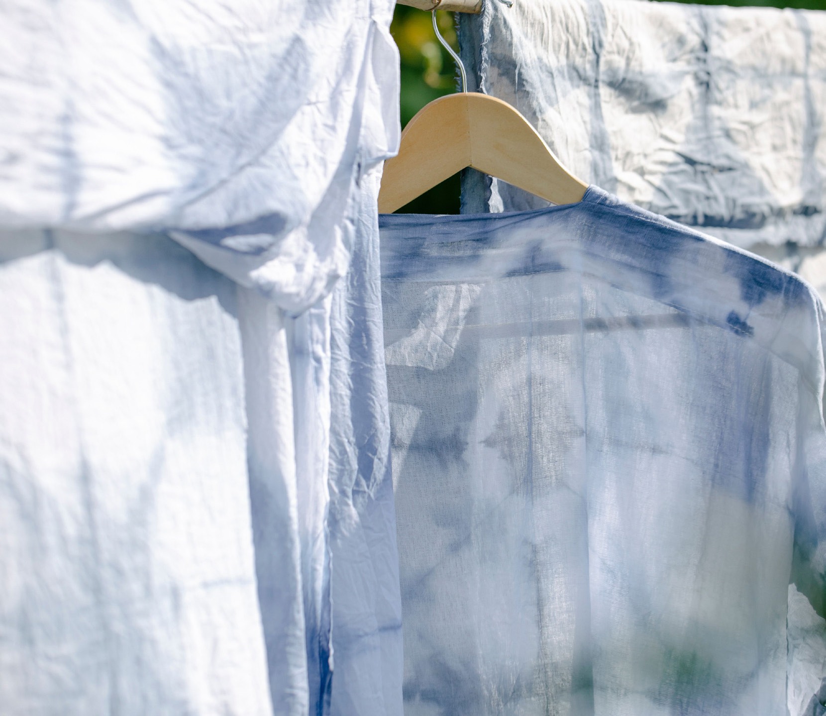 Indie sleaze wraca, a razem z nim tie-dye. Jak stworzyć stylizację z charakterem w duchu DIY?